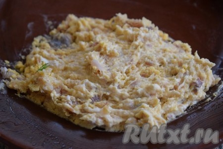 Получившуюся рыбно-желтковую массу попробовать на соль, если понадобится, то можно подсолить и поперчить. Начинка для фарширования яиц готова.