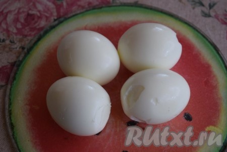 Яйца промыть, опустить в кастрюлю с холодной водой, поставить на огонь и варить с момента закипания 10 минут. После этого охладить яйца, залив холодной водой, и очистить от скорлупы.