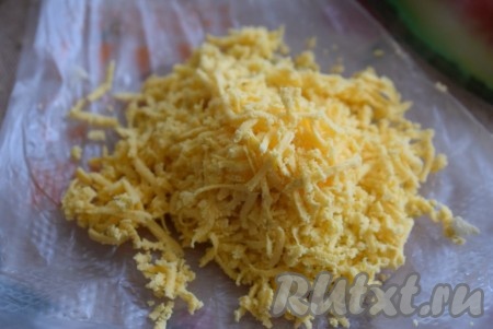 Оставшиеся желтки натираем на мелкой тёрке.
