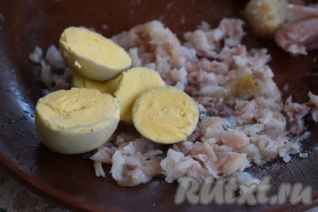 Отложить 2-3 половинки желтка (они понадобятся нам для украшения закуски). Оставшиеся желтки добавить к подготовленной скумбрии и размять вилкой до однородности.