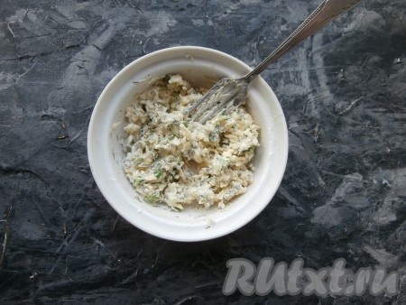 Тщательно перемешать сырно-масляную массу.
