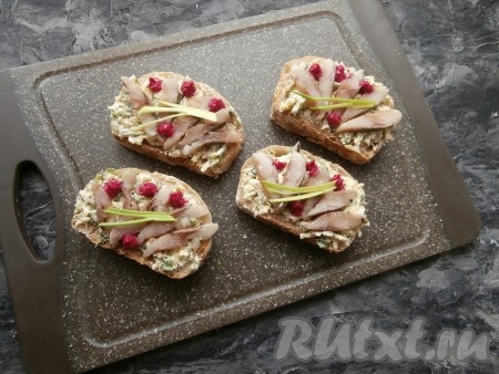 По желанию, добавить сверху немного готового хрена и украсить перьями зелёного лука.
