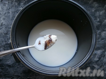 Высыпать рис в чашу мультиварки, влить 1,5 стакана молока и 1 стакан воды, всыпать сахар, ванильный сахар, соль, добавить промытый изюм.
