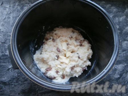 Поместить чашу в мультиварку, закрыть крышку, выставить режим "Молочная каша" (или "Каша") на 55 минут. Добавить в практически готовую кашу сливочное масло.
