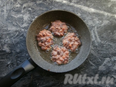Разогреть сковороду с 2 столовыми ложками растительного масла, после этого выкладывать печёночную массу в виде оладий, огонь должен быть не выше среднего.