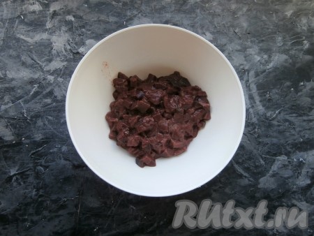 Нарезать печень очень маленькими кусочками, занятие это немного утомительное и долгое, но это нужно сделать. Блендер или мясорубка - не то!
