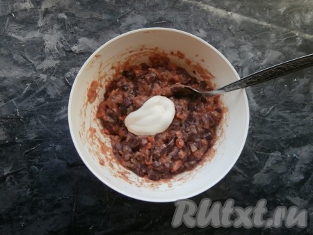 Снова перемешать, масса будет густовата, добавить майонез.
