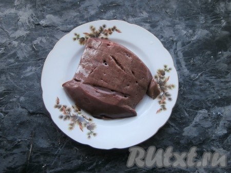 Свиную печень предварительно нужно вымочить в воде комнатной температуры около 1,5 часов. Если есть плёнка, попробовать снять её. Затем печень обсушить бумажными полотенцами.
