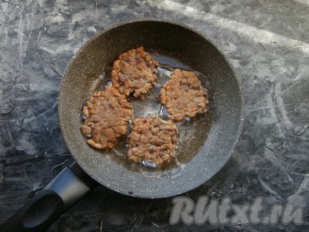 Жарить оладьи из свиной печени до румяности с двух сторон. Таким образом пожарить все печёночные оладушки.
