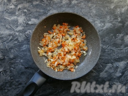 Обжарить морковку с луком, помешивая, на среднем (или небольшом) огне до мягкости (в течение 5-6 минут), овощи не нужно зажаривать, затем, сняв с огня, остудить.
