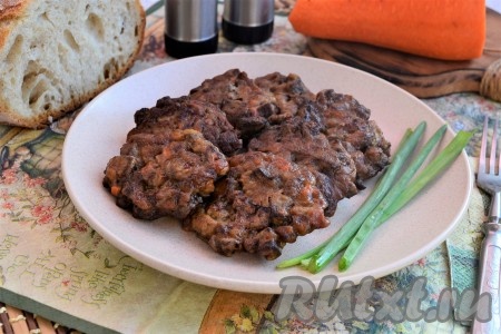 Необычайно нежные, сочные и очень вкусные оладьи, приготовленные из свиной печени с морковью и луком, подавать с любым гарниром в тёплом виде.
