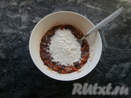 Тщательно перемешать печёночно-овощную массу, всыпать муку.
