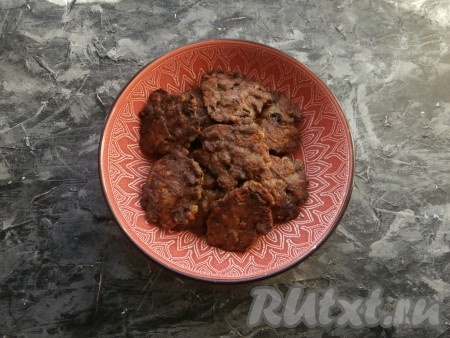 После жарки перекладывать оладьи со сковороды в подходящую для СВЧ или духовки миску или кастрюльку. В микроволновке нужно готовить оладушки при мощности 750 Ватт 3-4 минуты (если готовите в духовке, разогретой до 180 градусов, то вам потребуется около 10 минут).
