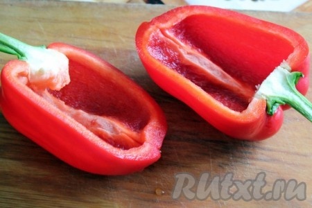 Перец болгарский разрезать на половинки и убрать семена.
