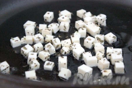 Адыгейский сыр нарезать на маленькие кубики,&nbsp;посыпать сухим базиликом&nbsp;и немного обжарить на масле на небольшом огне. Если нет адыгейского сыра, можно взять любой сыр твёрдых сортов&nbsp; и не обжаривать его, просто натереть на тёрке и смешать с базиликом.
