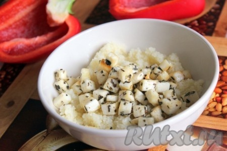 Кускус посолить, дать остыть, перемешать с жареным адыгейским сыром (или натёртым сыром твёрдых сортов). Можно в это блюдо сыр и вовсе не добавлять.