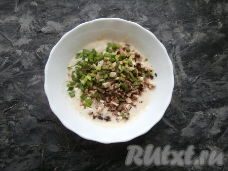 Должно получиться тесто, по консистенции похожее на сметану. Далее добавить в тесто мелко нарезанные свежие шампиньоны (или предварительно отваренные лесные грибочки), измельчённый зелёный лук и всыпать по вкусу чёрный молотый перец.