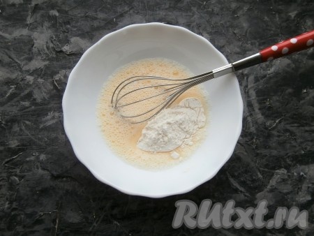 Хорошо взбить молочно-яичную смесь венчиком, всыпать муку.
