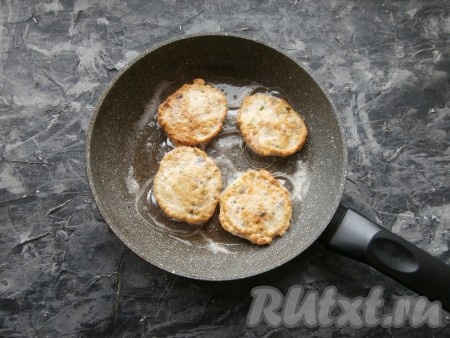 Грибные оладьи жарить на среднем огне до румяного вида с двух сторон.
