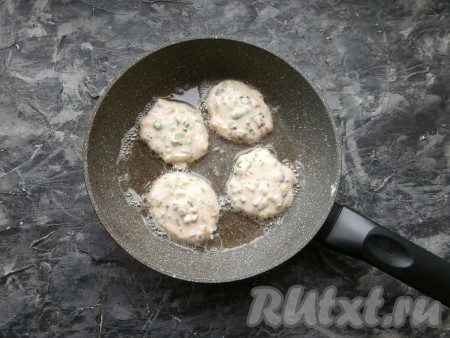 Хорошо разогреть в сковороде растительное масло, затем выкладывать тесто ложкой в виде небольших оладушек.
