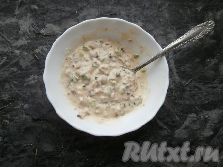 Тесто перемешать с грибами и луком.
