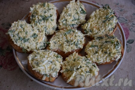 Намазываем на каждый бутерброд, примерно, по 1 столовой ложке начинки.
