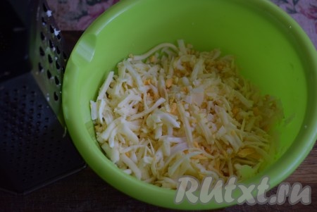 Натираем на крупной тёрке яйца и сыр, выкладываем в миску.
