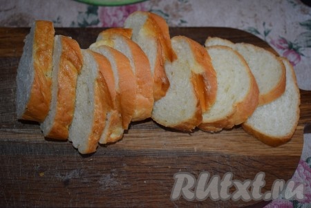 Нарежем багет на кусочки средней толщины, как для бутербродов.
