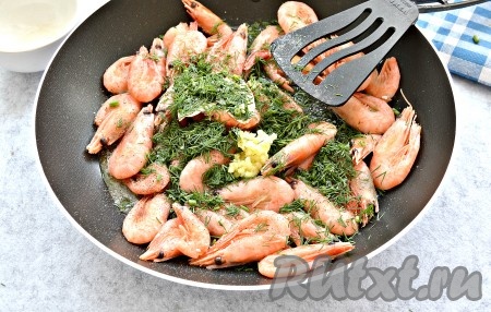 Влить лимонный сок, всыпать укроп и чесночную массу, хорошо перемешать.
