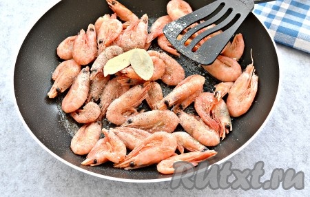 Посолить по вкусу, приправить чёрным молотым перцем. Добавить лавровый лист (у меня 2 маленьких листочка, если у вас лаврушка крупная, то достаточно будет 1 штуки).
