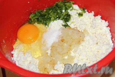 Сюда же добавить яйцо, соль, пропущенный через пресс зубчик чеснока.
