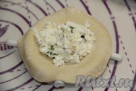 "Отдохнувшее" тесто раскатать достаточно тонко на присыпанной мукой поверхности, вырезать кружки. В середину каждого кружка выложить часть творожной начинки&nbsp;и хорошо защипать края, формируя курзе также, как вы лепите вареники (я сформировала с помощью формы, как на фото, для лепки пельменей).
