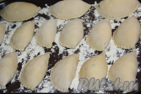 Сформированные курзе с творогом и зеленью можно сварить сразу, а можно заморозить впрок, выложив их на доску и отправив в морозилку.