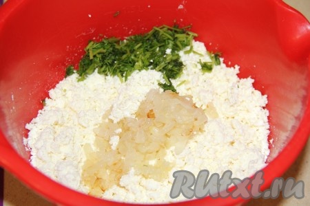 В достаточно объёмную миску выложить творог (для начинки подойдёт творог любой жирности), добавить вымытый и мелко нарезанный укроп, остывший обжаренный лук.
