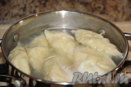 Для того чтобы отварить курзе, их нужно выложить в кастрюлю с закипевшей подсоленной водой, снова дать закипеть, а затем варить на небольшом огне минут 10, то есть как только курзе всплывут, через пару минут можно доставать их шумовкой из воды и подавать к столу.