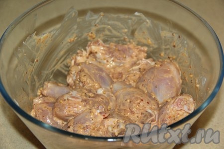 Тщательно перемешать кусочки курицы с маринадом и оставить на пару часов в прохладном месте.