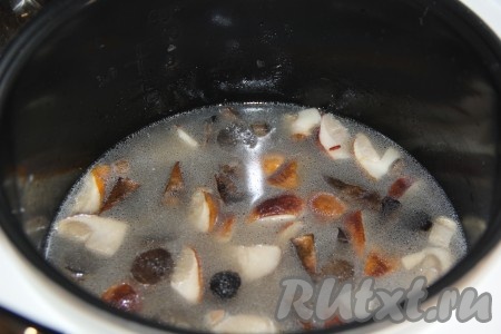 Влить 500 мл воды, посолить по вкусу и перемешать.
