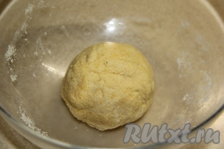 Перемешать получившуюся массу, сначала ложкой, затем вымесить руками. Сформировать комок и оставить в миске на 30 минут. Миску желательно накрыть полотенцем.
