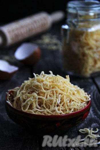 Вот такая домашняя лапша, замешанная с добавлением манки, получилась. Бульон после добавления такой лапши не мутнеет и остаётся&nbsp;прозрачным. 