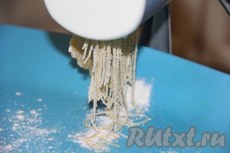 Очень тонко раскатанное тесто можно нарезать ножом, для этого тесто нужно слегка припылить мукой, свернуть в рулет и нарезать острым ножом достаточно тонко. Я пропустила тесто через лапшерезку.
