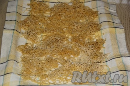 Лапшу можно сразу добавлять в кипящий бульон и варить в течение 7 минут. А можно выложить на х/б полотенце, слегка припылить мукой и оставить подсушиться. Хорошо подсохшую лапшу можно переложить в банку с крышкой и использовать по мере необходимости.