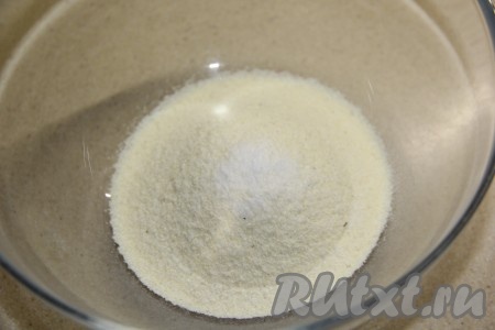 Соединить в миске манку и соль.
