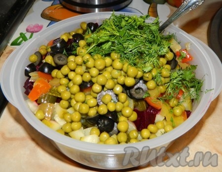 Лук, картошку, морковь, свеклу, зелень, нарезанные кружочками маслины, огурцы, зелёный горошек перекладываем в салатник и хорошо перемешиваем винегрет.
