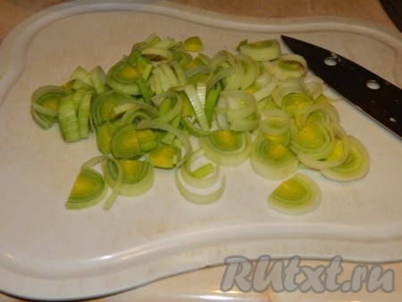 Белую часть лука порея режем полукольцами (репчатый лук нарезаем мелкими кубиками).
