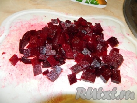 Свеклу тоже нарезаем кубиками.