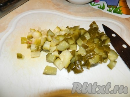 Огурцам даем немного обсохнуть от рассола, затем режем кусочками.