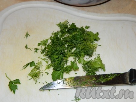 Мелко режем зелень.