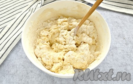 Затем просеять ещё один стакан муки и продолжить перемешивать ингредиенты в миске.
