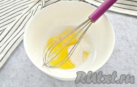 Маргарин (или сливочное масло) заранее достать из холодильника, чтобы он, согревшись до комнатной температуры, размягчился. Куриные желтки отделить от белков (белки нам в этом рецепте не понадобятся, их можно использовать для приготовления белковой глазури или кондитерских изделий). Соединить желтки с сахаром и солью в глубокой миске, перемешать миксером до однородности (примерно, в течение минуты).
