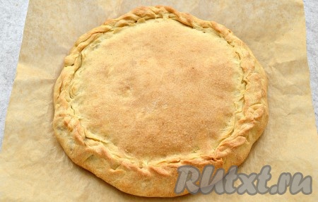 Из получившегося теста можно испечь либо один большой пирог, либо два маленьких. Тесто прекрасно раскатывается, края легко скрепляются и держат форму. Я испекла пирог с капустой и курицей, вот такой он получился. Такое тесто я часто использую для выпечки курника или вак-беляшей.
